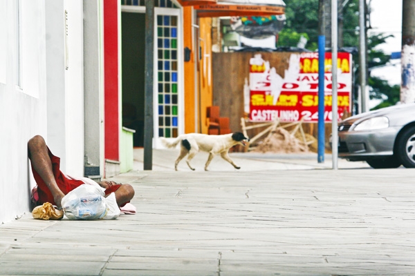 PREOCUPAÇÃO - Imagem de arquivo mostra andarilho deitado em rua de Franca: realidade deve se tornar mais frequente com a chegada do Natal